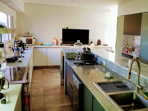 Casa 5 ambientes con 4 baños