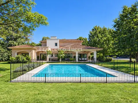Casa en venta 4 ambientes Club de Campo La Tradición lote central con pileta