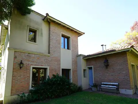 Casa en Venta con 3 cocheras