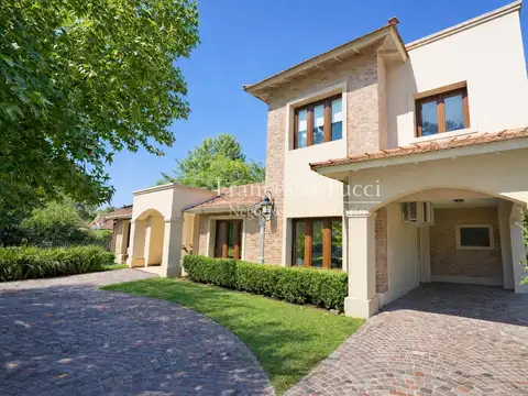 Casa en venta 4 ambientes Club de Campo La Tradición lote central con pileta