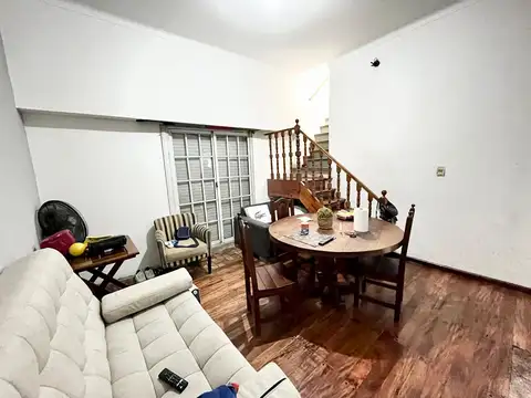 Venta de casa con local en Parque Avellaneda.-