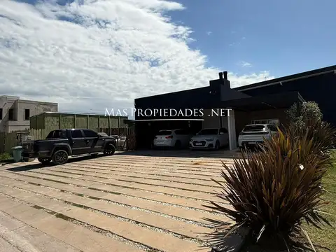 Casa en Venta con 3 cocheras