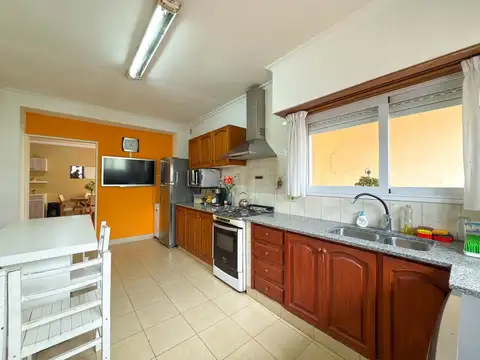 Casa 4 ambientes con 2 baños