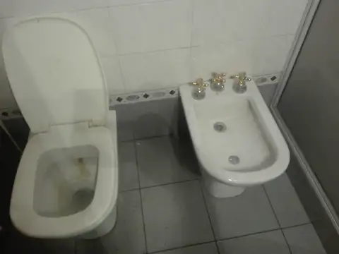 Amplia casa de 5 amb en 2 plantas sobre lote de 10 x 27 zonificacion u2b