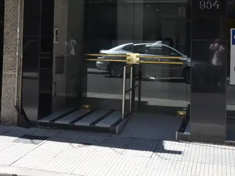 Oficina 11 ambientes con 6 baños