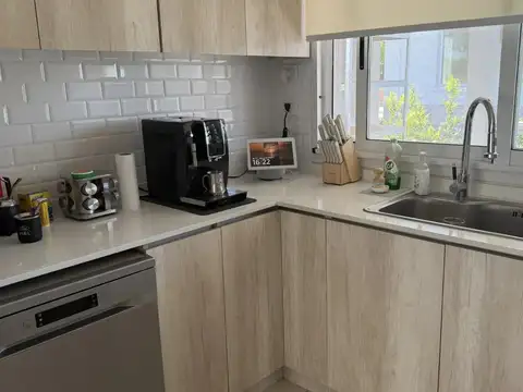 Casa en Alquiler con 4 cocheras