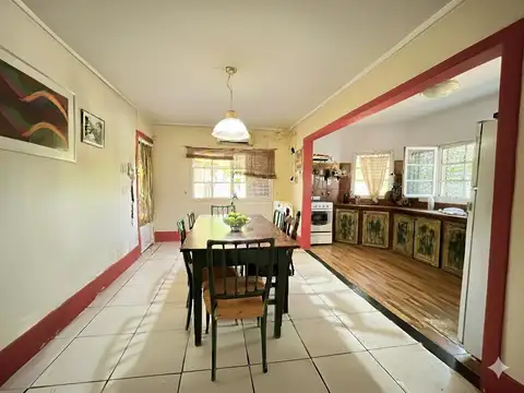 VENTA / PERMUTA . Casa de 3 dormitorios con jardin y cochera. Fisherton , Rosario.