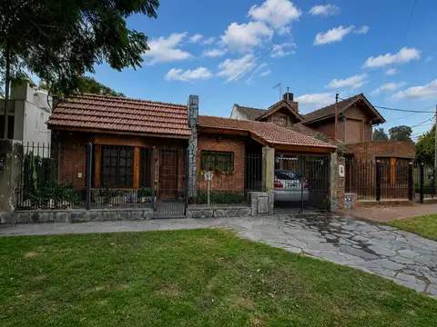 CASA EN VENTA BURZACO CON QUINCHO Y PILETA