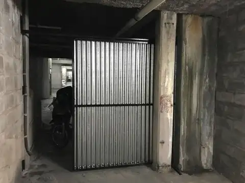 VENTA DE COCHERA CERRADA CON BAULERA EN BARRIO SUR