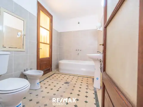 Casa 8 ambientes con 2 baños