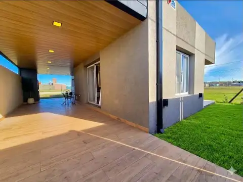 VENTA. Casa de dos dormitorios con piscina y amplia galería. A estrenar. La Toscana, Rosario
