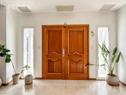 Casa 8 ambientes con 2 baños