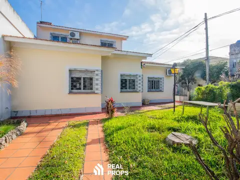 Casa de 5 ambientes en venta jardín patio garaje en Villa Adelina Vicente López zona norte