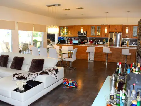 Casa 4 ambientes con 4 baños