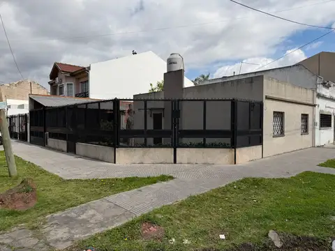 CASA - 3 AMB - COCHERA Y PATIO -  LOTE PROPIO SUP:  173 M2 -