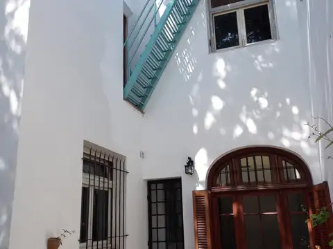 Casa en Alquiler con 2 cocheras