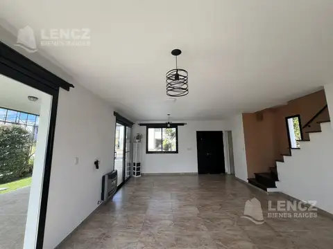 Casa en Venta con 3 cocheras