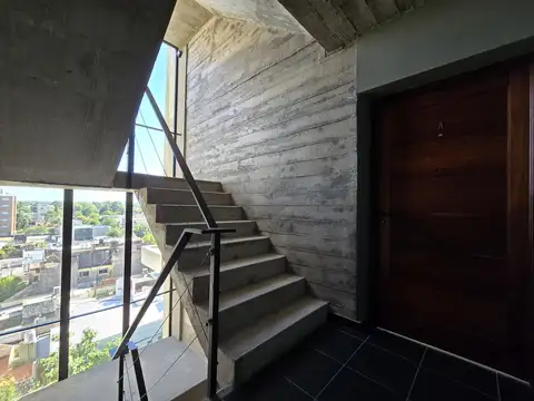 SEMIPISO ALTO LUMINOSO Y MODERNO, ESTAR COMEDOR COCINA CON BARRA, BAÑO, DORMITORIO Y BALCON LAVADERO