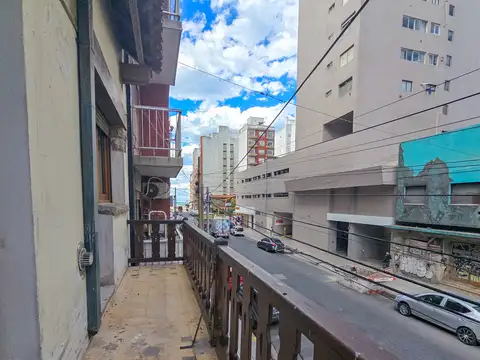 Departamento 4 amb. a la calle, balcón y patio - Sarmiento y A. Brown