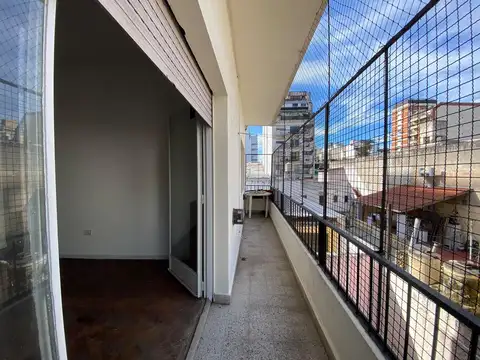 Venta 3 ambientes con amplio balcón en Caballito
