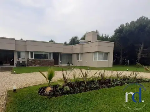 Casa 3 Dormitorios con Pileta en Alquiler Temporario en Pinamar Barrio La Herradura