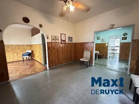 Casa 4 ambientes con 2 baños