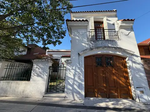 Venta Casa 4 amb con cochera en Bernal Centro.
