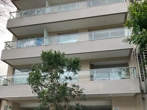 Monoambiente luminoso con balcón