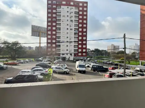 Departamento de tres ambientes con espacio guarda coches.