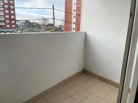Departamento de tres ambientes con espacio guarda coches.