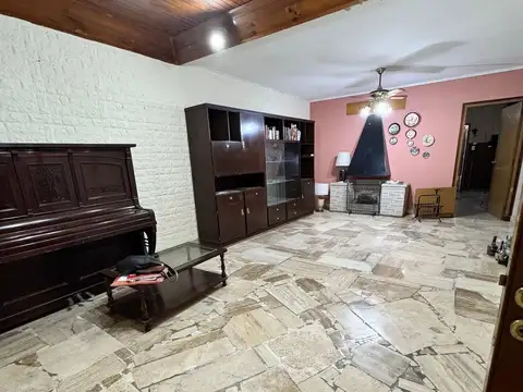 Casa 4 dormitorios y cochera en venta