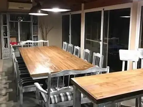 EXCELENTE Y MODERNA CASA 4 AMB CON PISCINA. ESCUCHA OFERTA.