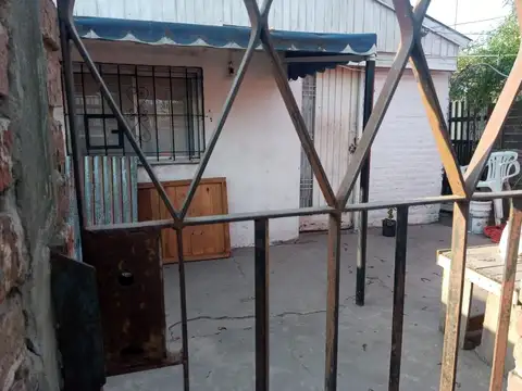 Casa en venta con detalles a refaccionar