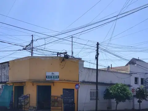 Oportunidad de Inversión: casa con local y galpón en venta