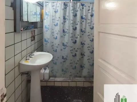 Oportunidad de Inversión: casa con local y galpón en venta