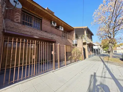 Casa en Villa Ballester - Venta - Cuatro Ambientes - Excelente estado de conservación.