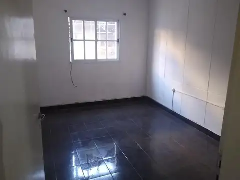 Casa 5 ambientes con 1 baño