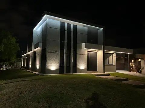 HERMOSA CASA A ESTRENAR! EN Bª LOMAS DE RUSSELL