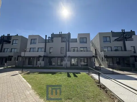 Town House sobre Avenida de los Lagos, NORDELTA,160 M2 TOTALES.