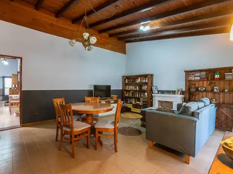 VENTA - CASA TRES DORMITORIOS CON DOS PATIO, PARRILLERO, TERRAZA, Y COCHERA - LA FLORIDA-APTA CREDIT