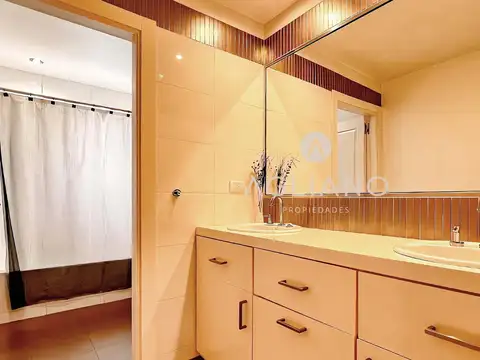 Casa 8 ambientes con 4 baños