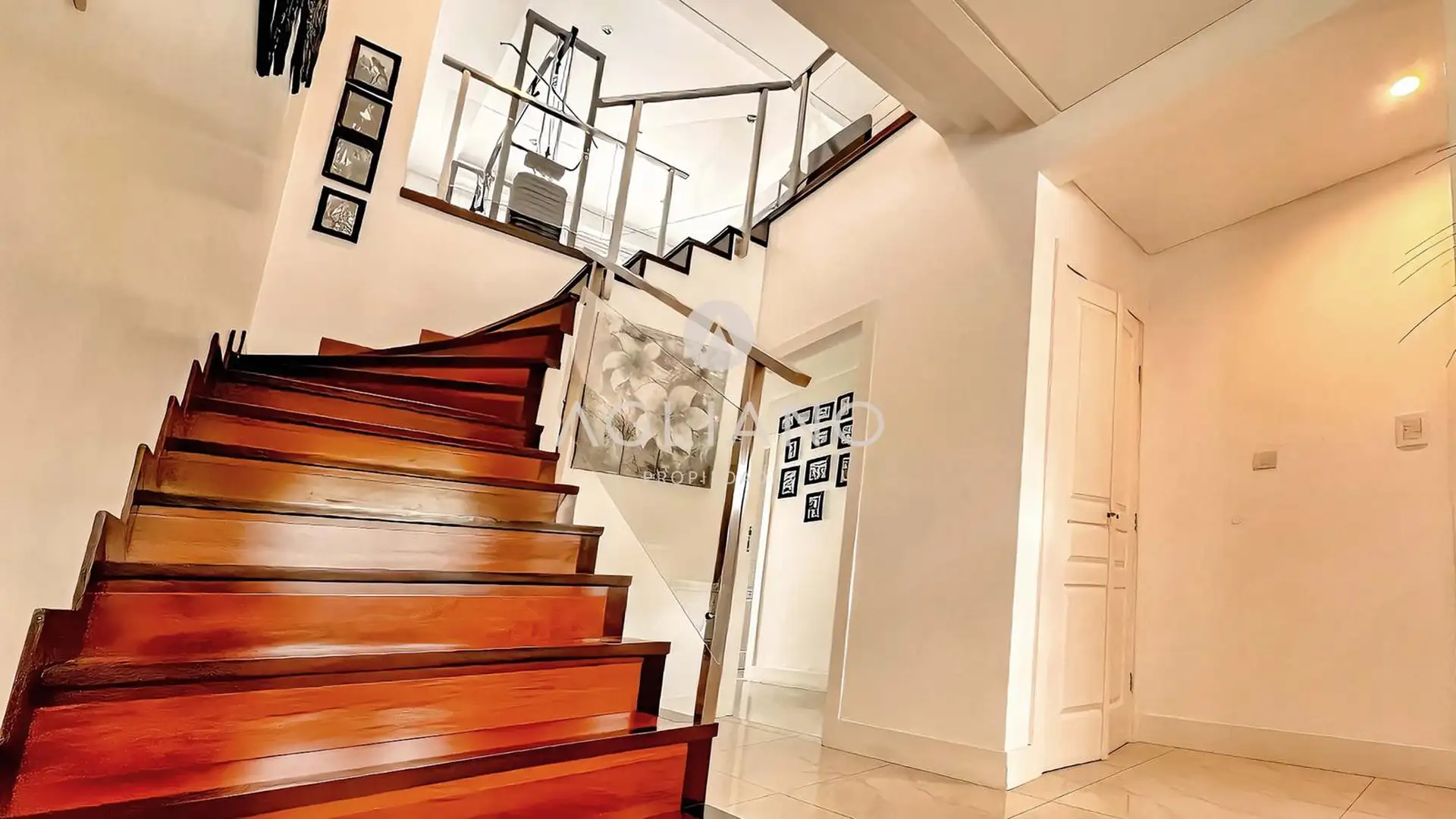 Chalet de Categoría en Venta 8 amb, 391m² en Barrio Divino Rostro