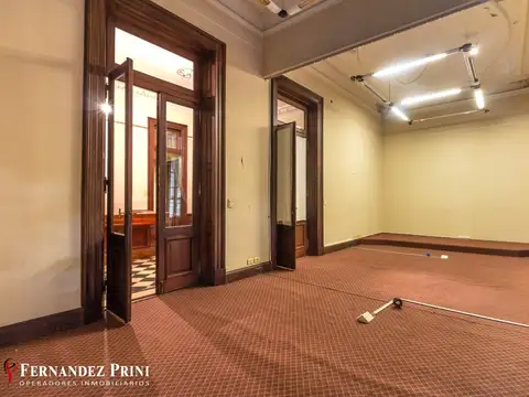Señorial oficina al frente con entada independiente. En equina, Barrio Norte