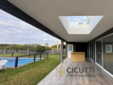 Casa en Alquiler con 2 cocheras