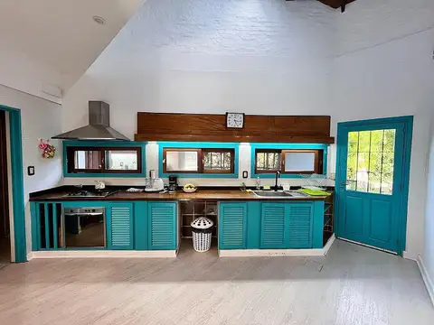 Casa 9 ambientes con 5 baños