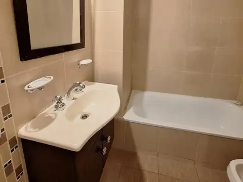 Amplio departamento de 1 dormitorio con patio - Moreno y Catamarca