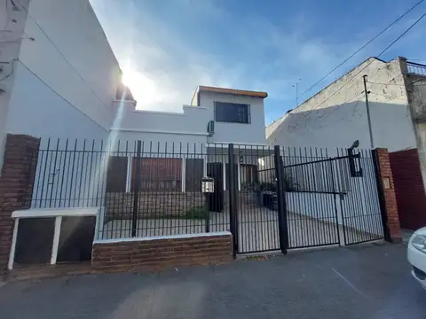 TIPO CASA 4 AMBIENTES CON COCHERA - PATIO - TERRAZA -