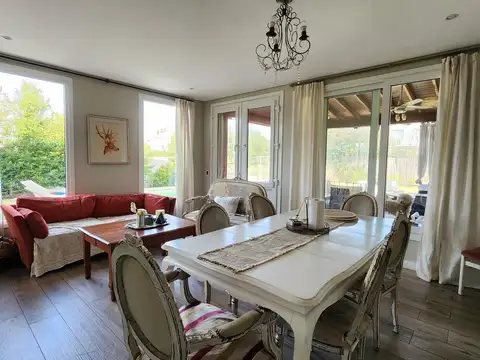 Casa 5 ambientes con 4 baños