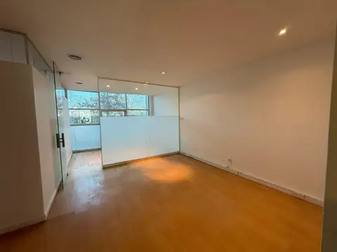Oficina 4 ambientes con 2 baños