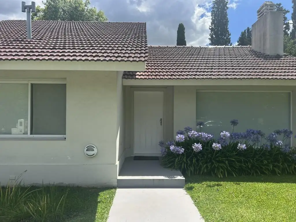 Casa - 117  m² Cubierta | 3 dormitorios | 20 años | 3 baños | 4 ambientes | 2 cocheras